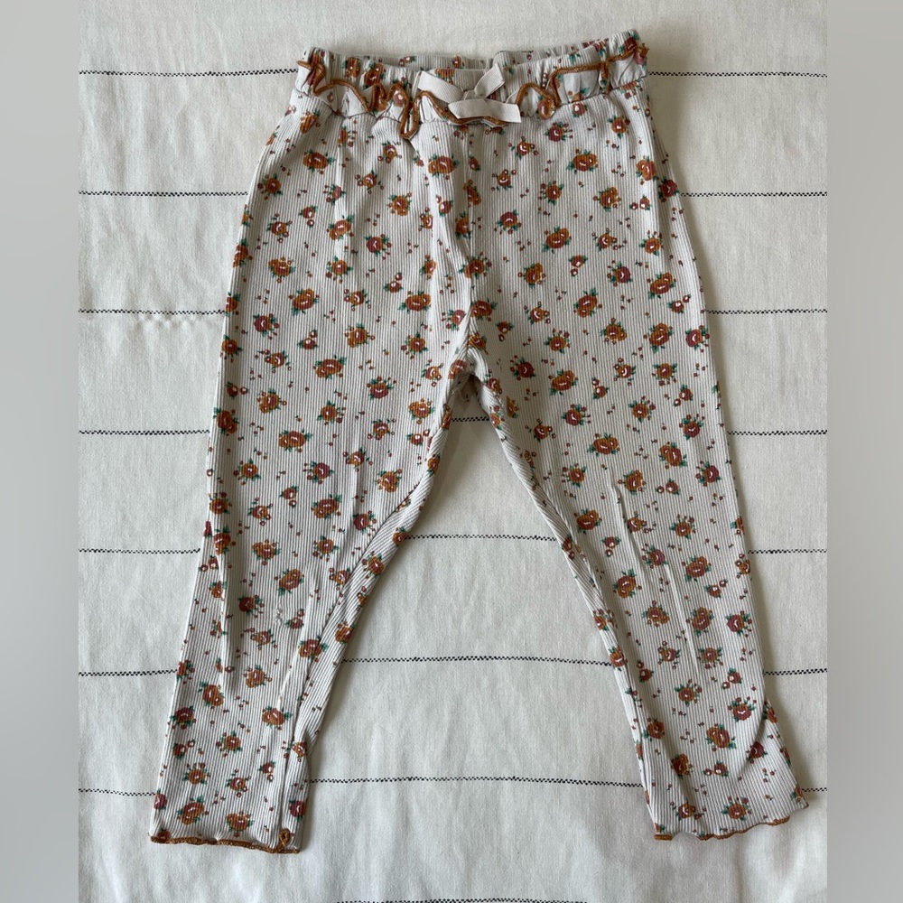 Zara girl size 3-4 ribbed printed leggings with waist detail and ruffled hem.